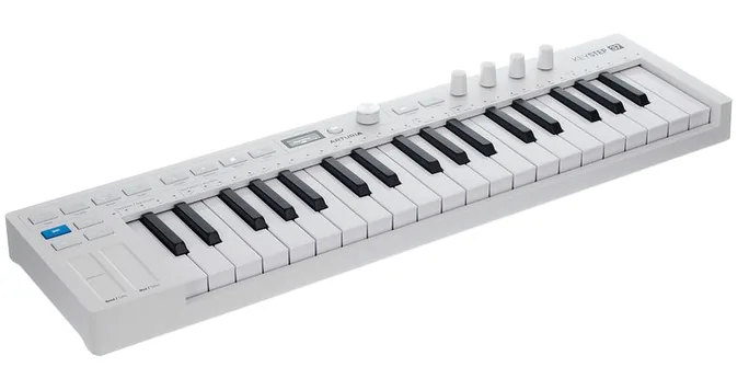 Arturia KeyStep 37 mk2, vue de trois quarts, photo 2