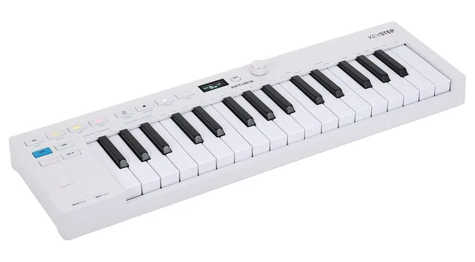 Arturia KeyStep mk2, vue de trois quarts, photo 3