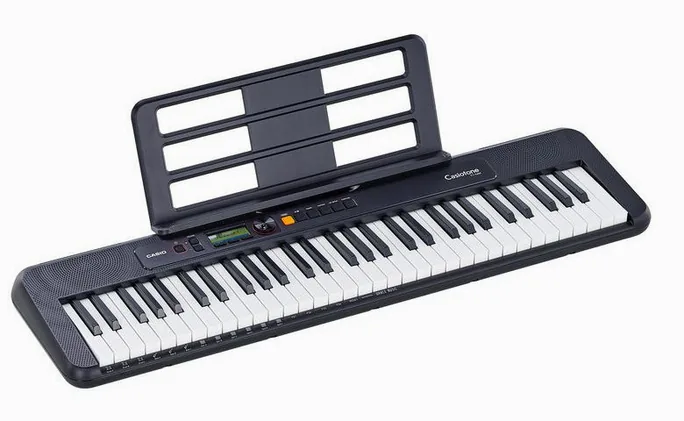 Casio CT-S200 BK, vue de trois quarts, photo 2