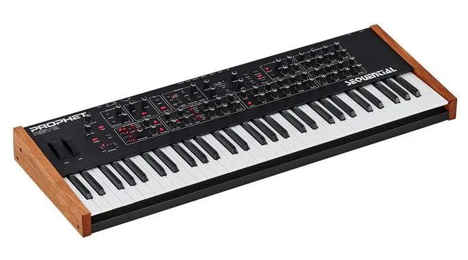 Sequential Prophet REV2-16, vue de trois quarts, photo 3