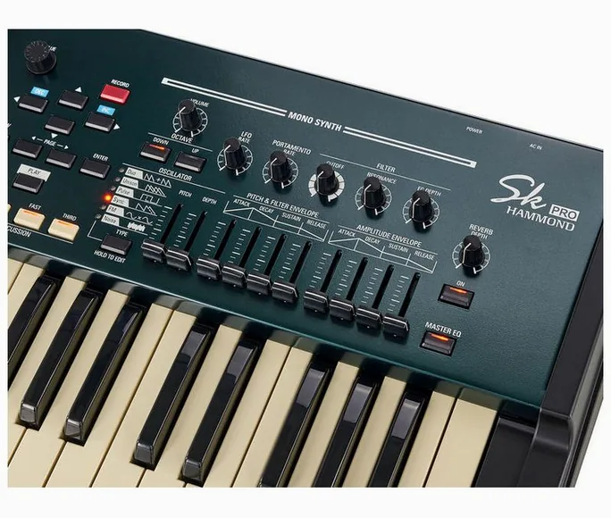 Hammond SK PRO, vue de trois quarts, photo 4