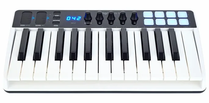 IK Multimedia iRig Keys I/O 25, vue de trois quarts, photo 2