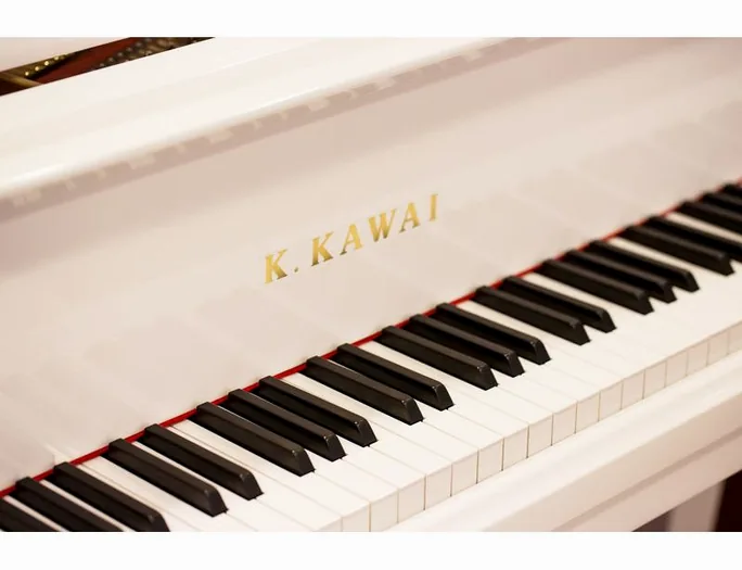 Kawai GL 10 WH/P Grand Piano, vue de trois quarts, photo 2