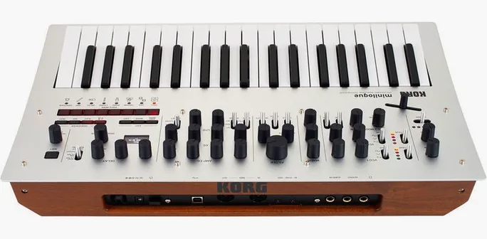 Korg Minilogue, vue de trois quarts, photo 4