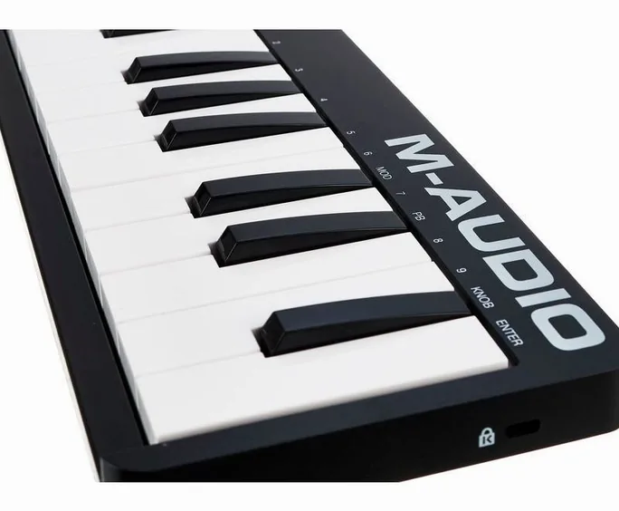M-Audio Keystation Mini 32 MK3, vue de trois quarts, photo 4