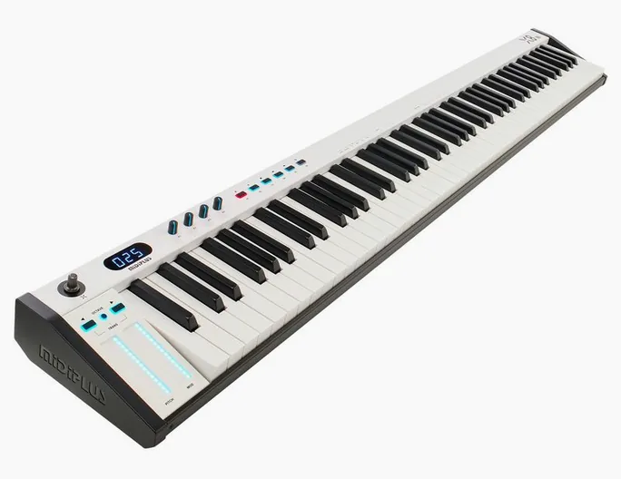 Midiplus X-8 III, vue de trois quarts, photo 4