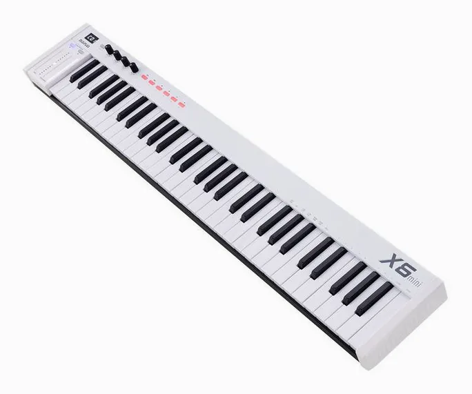 Midiplus X6 mini, vue de trois quarts, photo 3