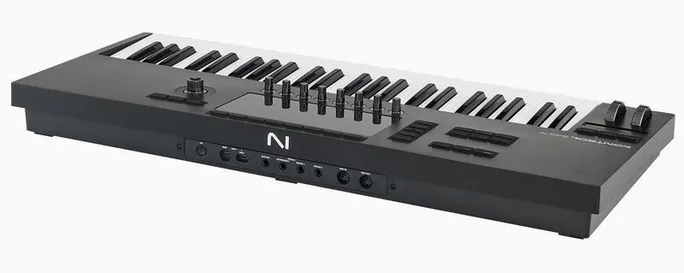 Native Instruments Kontrol S49 MK3 Komplete 26, vue de trois quarts, photo 4