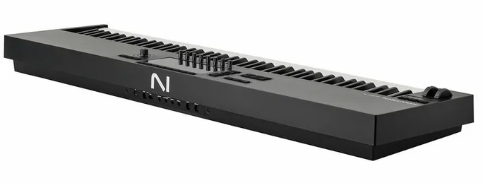 Native Instruments Kontrol S88 MK3 Komplete 26, vue de trois quarts, photo 3