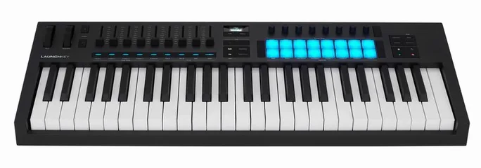 Novation Launchkey 49 MK4, vue de trois quarts, photo 2