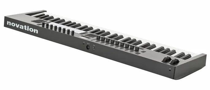 Novation Launchkey 61 MK4, vue de trois quarts, photo 4