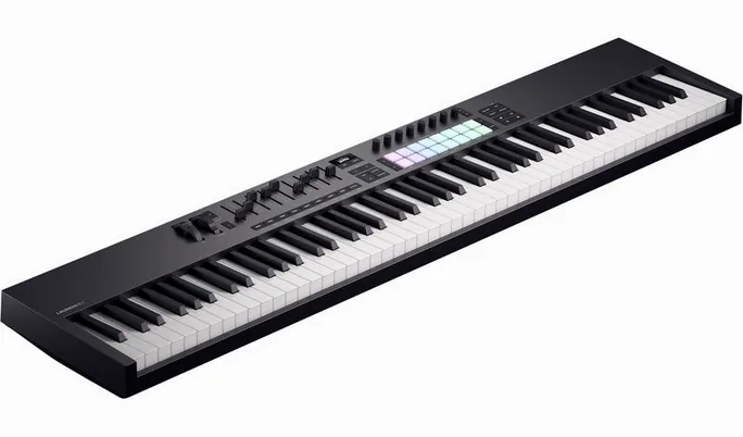 Novation Launchkey 88 MK4, vue de trois quarts, photo 2