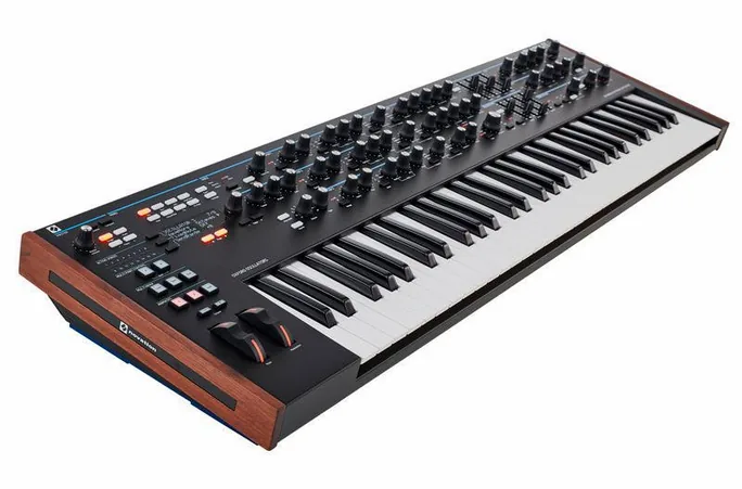 Novation Summit, vue de trois quarts, photo 4