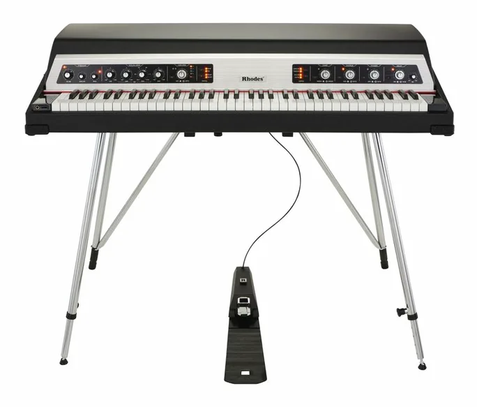Rhodes Mk 8-73 FX Classic, vue de face