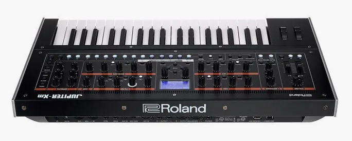 Roland Jupiter-Xm, vue de trois quarts, photo 4