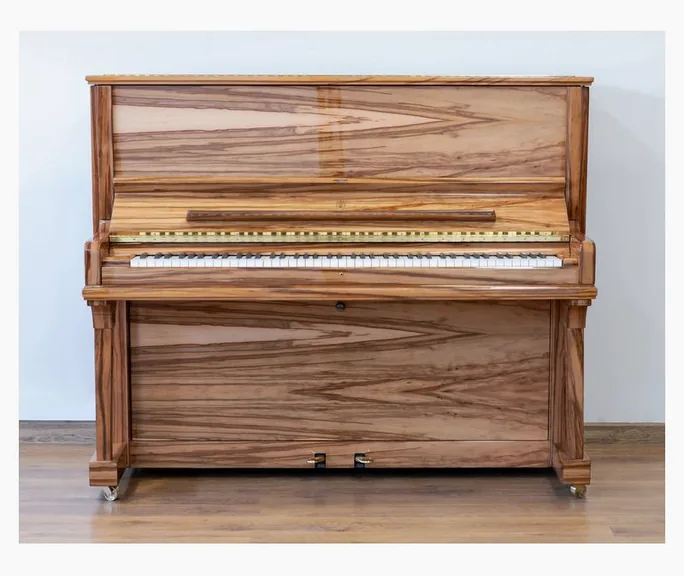 Steinway & Sons V-125 Amberwood, vue de face, photo 2