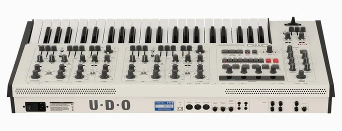 UDO Audio DMNO White, vue de trois quarts, photo 4
