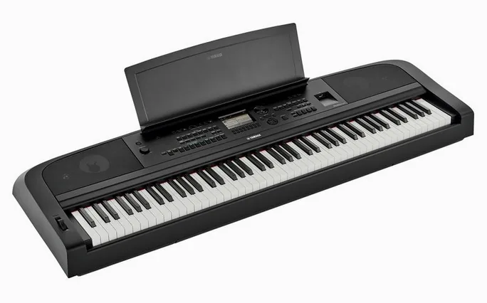 Yamaha DGX-670 B, vue de trois quarts, photo 3