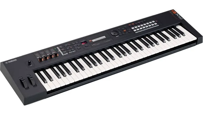 Yamaha MX61 V2 Black, vue de trois quarts, photo 3