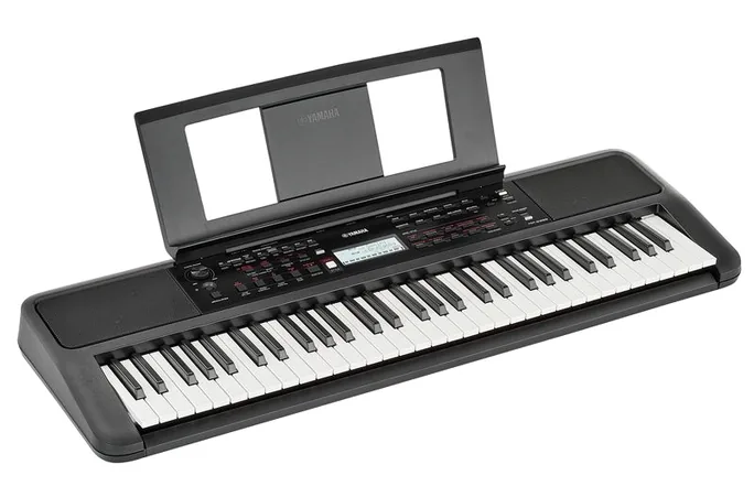 Yamaha PSR-E383, vue de trois quarts, photo 3