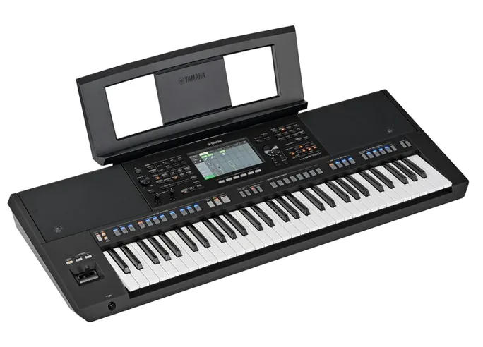 Yamaha PSR-SX720+, vue de trois quarts, photo 3