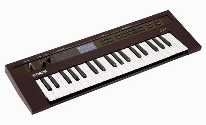 Yamaha Reface DX, vue de trois quarts, photo 3